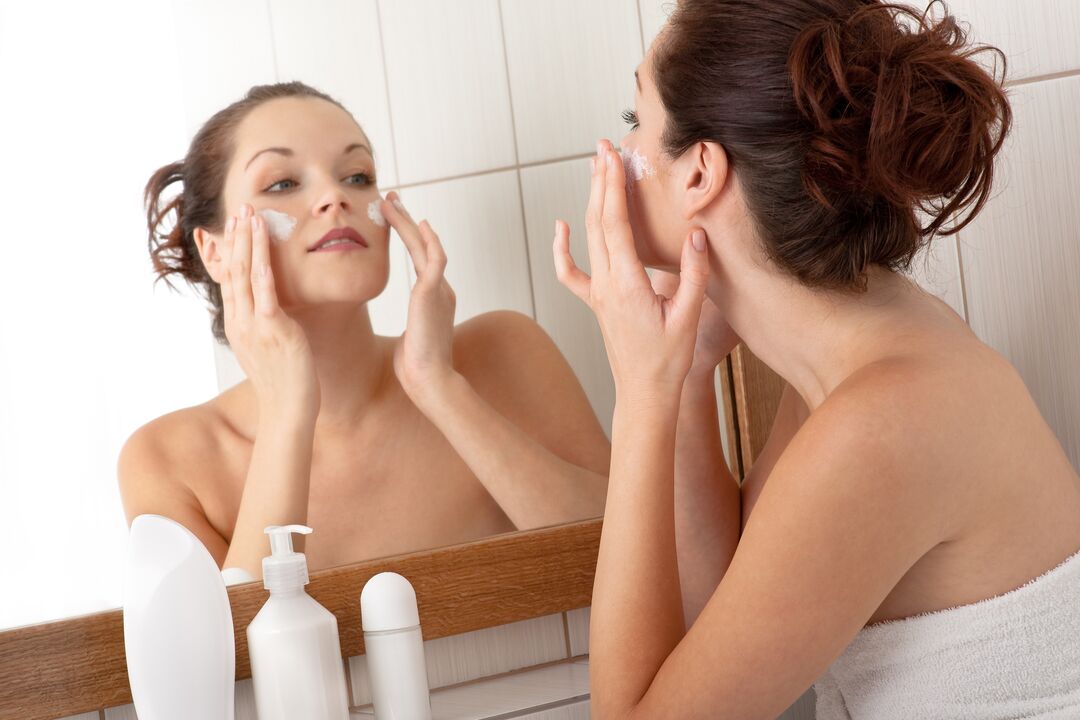 Applicazione della crema Eudalie per ringiovanimento del viso